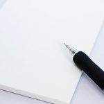 写真付きハガキへ、キレイに書けるペンとは?おすすめのペンをご紹介いたします。